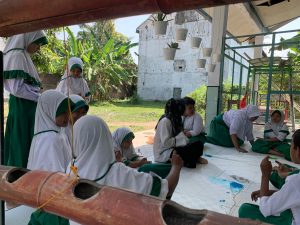 Proses Membatik yang mengasyikkan diikuti oleh siswa-siswi kelas 5 MIM 11 Kesamben Jombang.